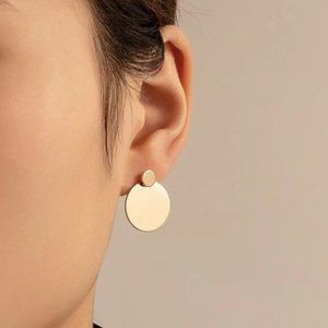 Golden modern disc earring